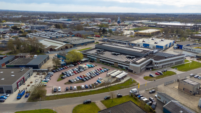 Luchtopname van W.A. Scholtenstraat in Assen. Het is een industrieterrein. 